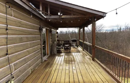 Charming 2 bedroom cabin w/loft on White Ash Lake