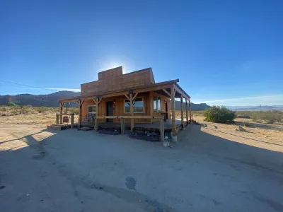 Easton Flats- 2.5 acres of private country paradise! Hotels near 29 Palms Art Gallery