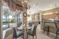 Waterfront Luxury Stay-Pool-Hot Tub-Kayaks & Sunset Views on Lake Magdelene