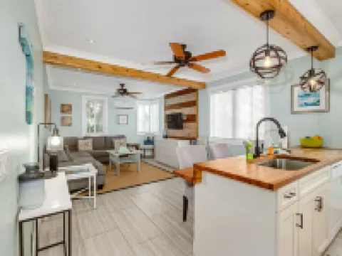 Beautiful downtown Melbourne Beach renovated apartment one block from the beach! 墨爾本海灘酒店