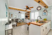 Beautiful downtown Melbourne Beach renovated apartment one block from the beach!