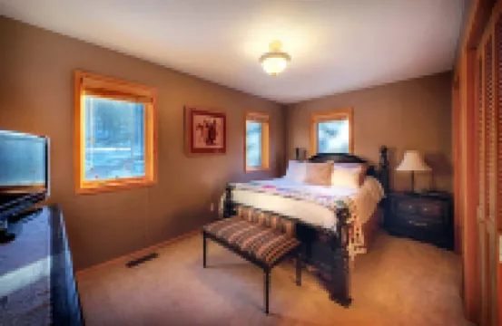 Midnight Blu -Mountain Retreat Near Pactola Lake - Hot Tub  • Scenic Views