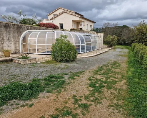 Grande Maison Avec Piscine Chauffée et spa Hôtels à : Lablachère