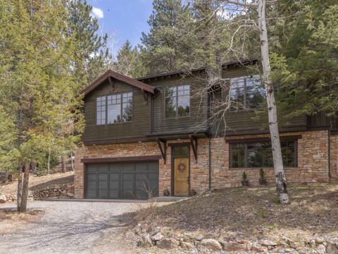 Classy Craftsman by the Creek: fully remodeled, hot tub, walk to town