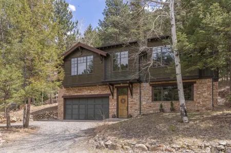 Classy Craftsman by the Creek: fully remodeled, hot tub, walk to town