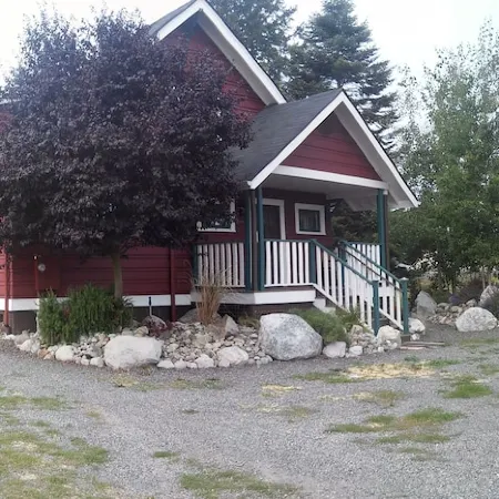 Vintage Island Home 2 Blocks From Town. 4 Bdrs, 2 Kitchens, 3 Bath. Can Sleep 14