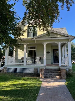Well Maintained Home Within Three Blocks from Historic Main Street Sheridan Hotels near Bozeman Trail Museum