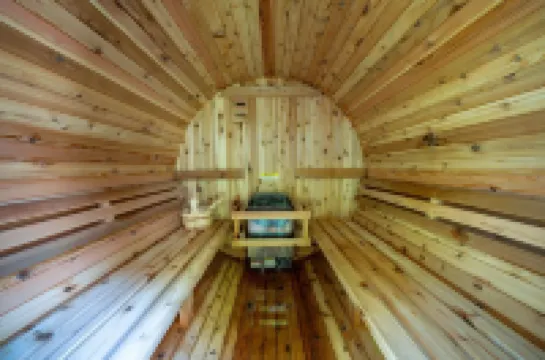 Sauna, hot tub, pet friendly, & 1/2 mile to lake Hotels in Lake Michigan Beach