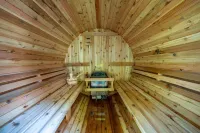 Sauna, hot tub, pet friendly, & 1/2 mile to lake