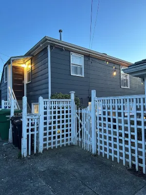 Private, Quiet 2BD 1BA Queen Anne Guest Suite! Hotels in 