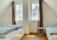 Modern Eingerichtetes Reetdachhaus mit Einladender Terrasse Hotels in Zirchow