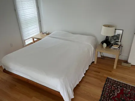 Open floor plan 2 bedroom in downtown Bar Harbor on second floor Отели рядом с достопримечательностью «Библиотека Джесап Мемориал»