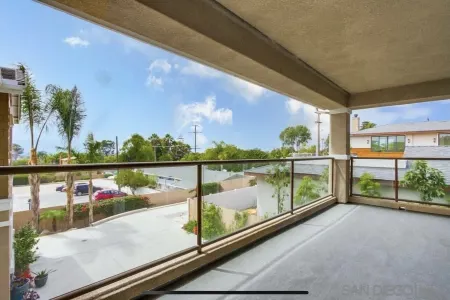 Cardiff 5 bedroom home w/pool &  gated driveway near beach