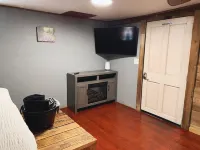 Rustic Ridge a tiny home close to hiking and skiing!