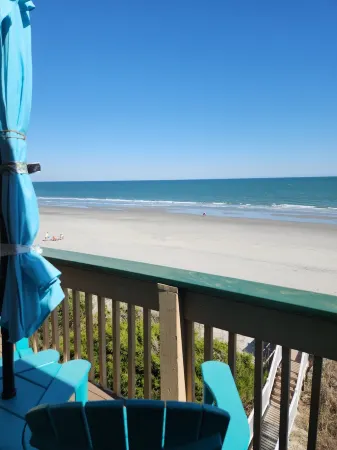 Beach, ocean front condo 6 guests , 2 br, queen sofa bed,  p.u. crib. Отели в г. Серфсайд Бич