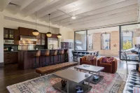 Historic luxury condo 10 min drive to Pensacola Beach and Naval Air Station