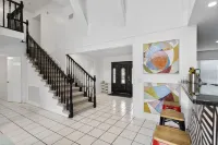 5 BR Luxury Beach Villa: Heated Pool & Games Room, Modern Design