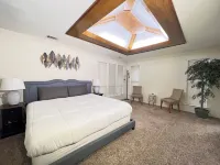 ⭐️Spacious 3-BR Retreat with Sunroom, Yard, BBQ - ❤️Your City Escape Awaits! My Eyelab附近的飯店