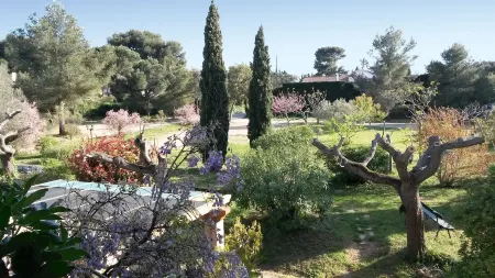 Self-catering cottage 400m from the beach, run by olive growers