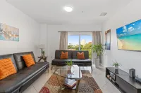 Stylish 2-Bedroom Apt, Free Parking, Walkable