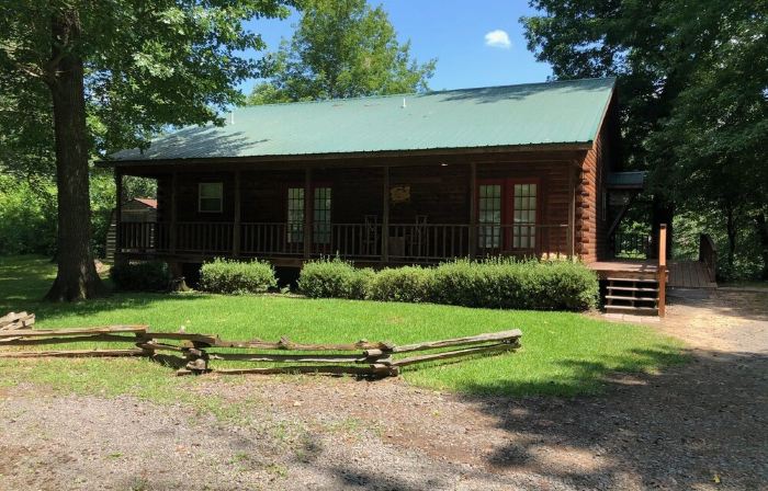 Delightful Log House on the Little Red River with Hot Tub!