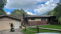 Dragons Lair - motorcycle friendly, all paved roads, lockable garage, no incline - Homestays