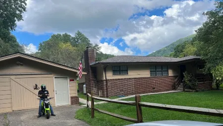 Dragons Lair - motorcycle friendly, all paved roads, lockable garage, no incline