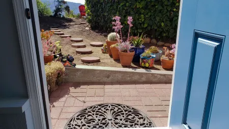 Cozy, modern 1-bedroom guest suite with backyard ocean view!