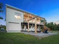 Bayside Retreat - 2250 sq ft Bay House w/dock, fire pit, & tons of amenities Hotels in Diamondhead