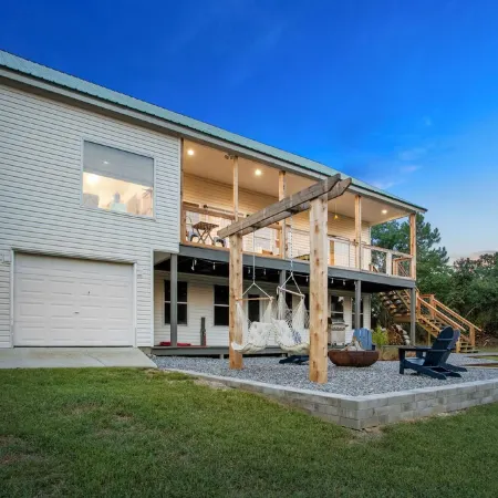 Bayside Retreat - 2250 sq ft Bay House w/dock, fire pit, & tons of amenities