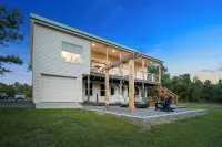 Bayside Retreat - 2250 sq ft Bay House w/dock, fire pit, & tons of amenities Hotel dekat THE RED ZONE