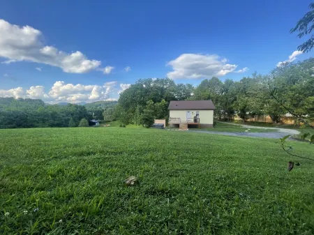 Beautiful home, walk into downtown, hot tub, dog friendly, Huge yard, fire pits.