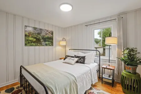 Berwyn Bungalow - Explore Chicago from a Modern, Hip Bungalow vacation home.