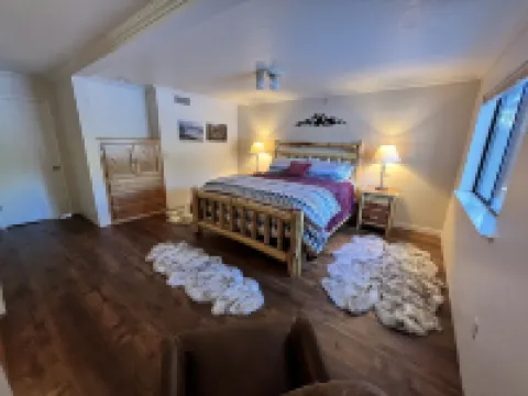 Solitude in the Cedars, Spacious Mountain Home