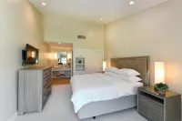 Stylish 2 King Bed w/Ensuite Bath. Lush Golf Course View! Perfect for 2 Couples!