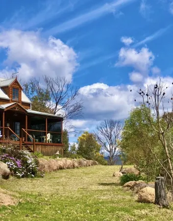 Loft Haven at Girraween Full house 1 bedroom with queen bed near National Parks Отели в г. Станторп