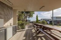 Birchwood Villa Cowes, Pool & Tennis in Complex