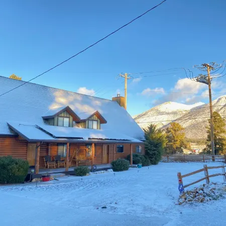 Spacious Chic Cabin with Gorgeous Views, Outdoor Lounge, Family Friendly