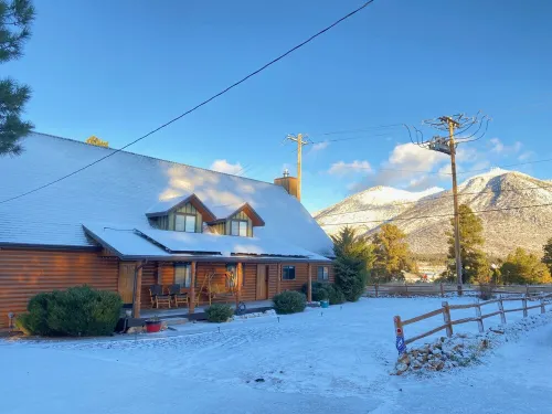 Spacious Chic Cabin with Gorgeous Views, Outdoor Lounge, Family Friendly