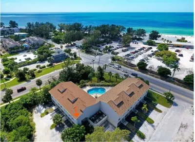 Change your latitude, change your attitude! 1 min to gulf! Hotels near Alvin's Island - Holmes Beach #753