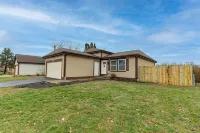 Pondside Retreat 4BR w/ Hot Tub & Pool Table & BBQ Hotels near Westpointe Plaza Drive