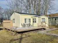 Fisherman's Cottage  with lake access and dock private parking