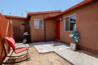 Spacious Studio w/ Kitchenette, Bathroom, Private Yard/Entrance. JT/Hi Desert