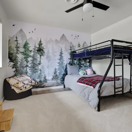 For the discerning guest. Cabin at Lilac Terrace 🌲⛷️with summer TH Lake Access.