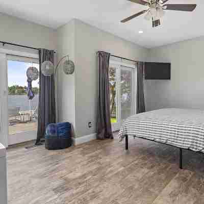 Candlewood Lakefront 3bd/ 2 bath house w/ 180 degree views! Rooms