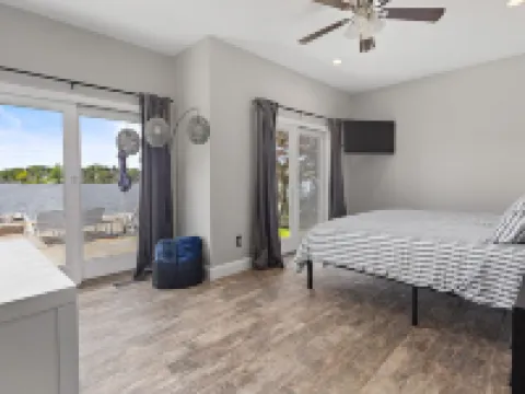 Candlewood Lakefront 3bd/ 2 bath house w/ 180 degree views! โรงแรมในแดนเบอรี