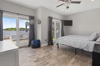 Candlewood Lakefront 3bd/ 2 bath house w/ 180 degree views! Hôtels à proximité de : Richter Park Golf Course