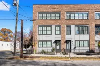Upscale 3-Story Townhome Near Airport, Downtown Atlanta & Studios
