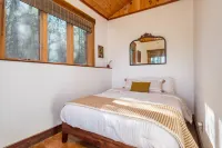 Artisan Cabin Escape: Nature-Inspired Getaway Hotels in Madison County