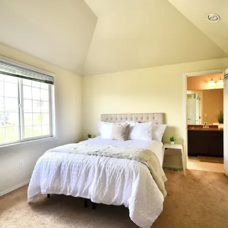 Wonderful 4-Bdrm, 2.5 Bath Home in Renton,15 Min to Seattle,2 Min to Coulon Park